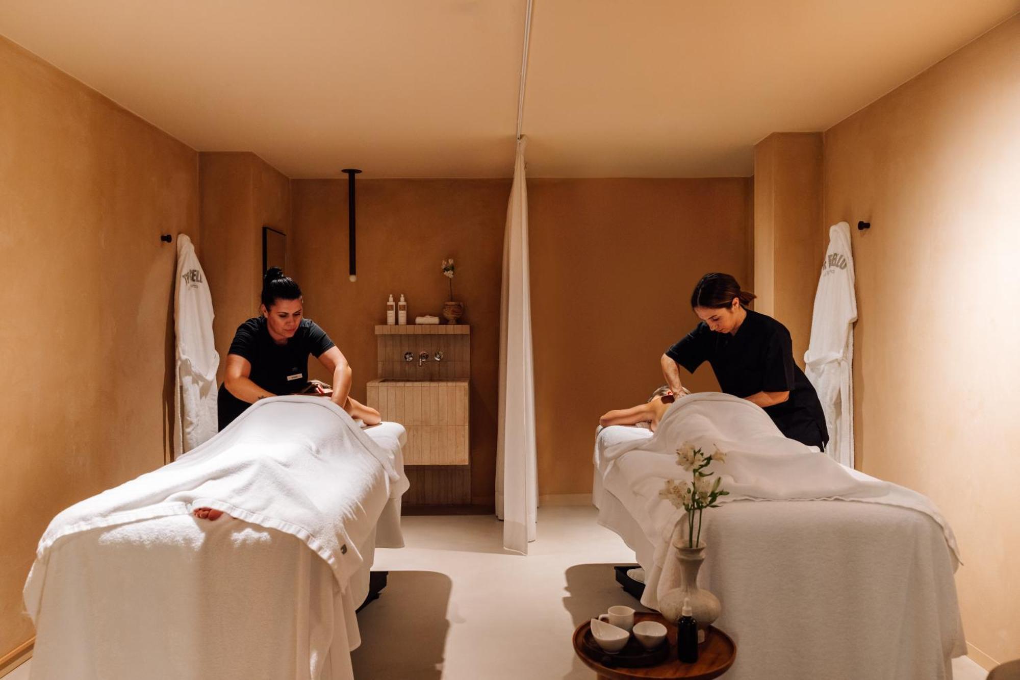 וילה נובה דה גאיה The Rebello Hotel & Spa - Small Luxury Hotels Of The World מראה חיצוני תמונה Massage therapists at work