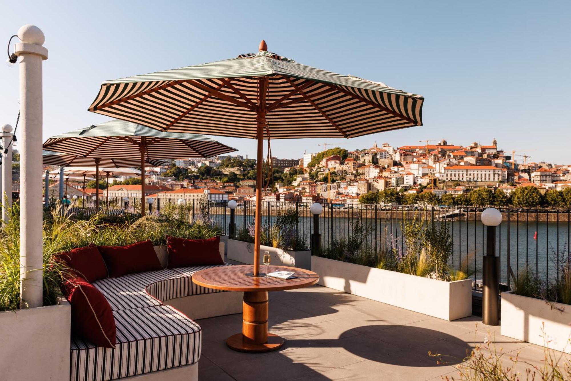 וילה נובה דה גאיה The Rebello Hotel & Spa - Small Luxury Hotels Of The World מראה חיצוני תמונה The hotel's terrace