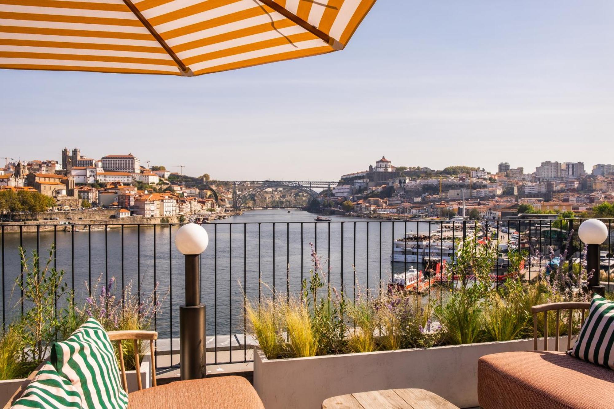וילה נובה דה גאיה The Rebello Hotel & Spa - Small Luxury Hotels Of The World מראה חיצוני תמונה The view from the hotel's rooftop terrace
