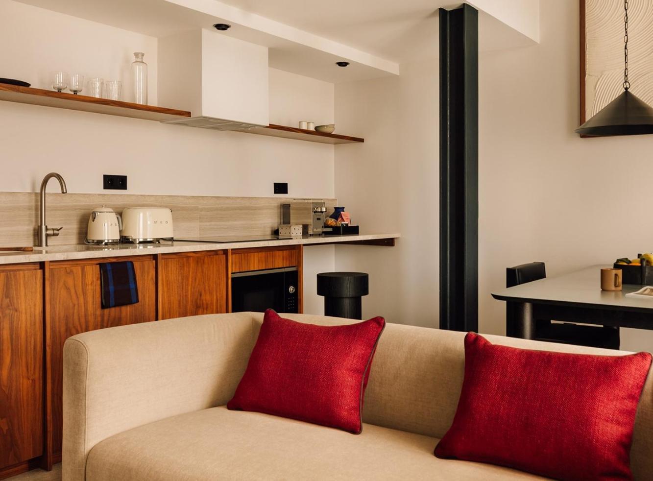 וילה נובה דה גאיה The Rebello Hotel & Spa - Small Luxury Hotels Of The World מראה חיצוני תמונה A kitchen in a suite at the Mandarin Oriental, Munich