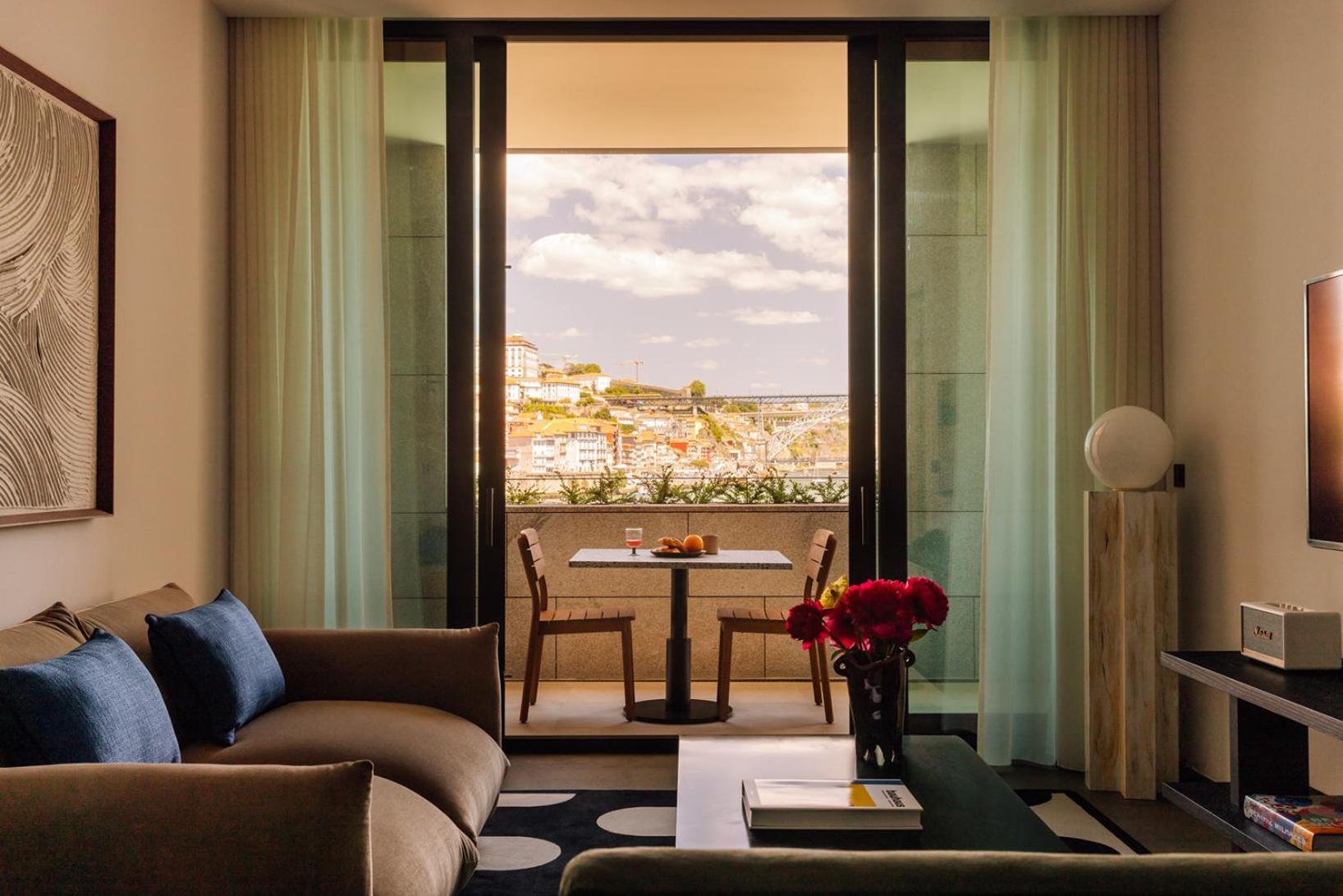 וילה נובה דה גאיה The Rebello Hotel & Spa - Small Luxury Hotels Of The World מראה חיצוני תמונה A suite at the Four Seasons Hotel, Athens